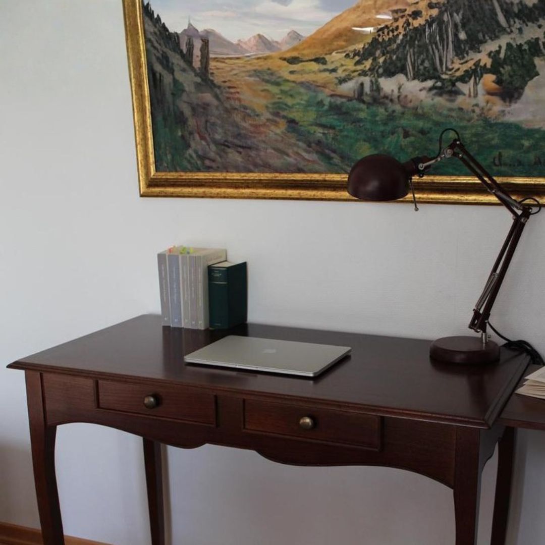 Scrittoio bicolore con struttura in noce scuro e piano superiore bianco, 2 cassetti